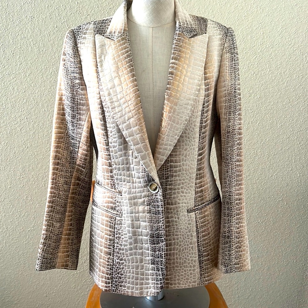 Blazer metallic color different shapes of gold  size 6 brand Stevie Mac New York
